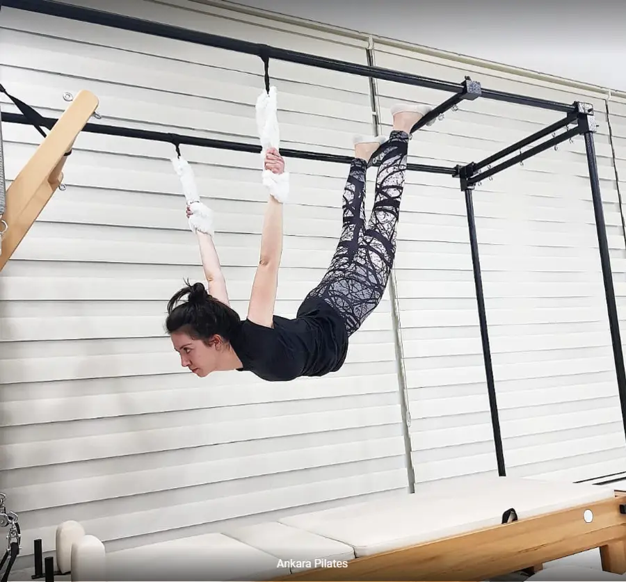 Athletique Pilates Cadillac ekipmanında egzersiz